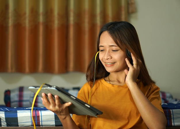 Mulher asiática feliz de ouvir música