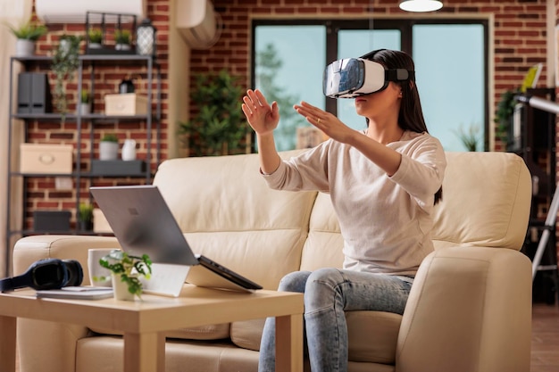 Mulher asiática feliz gostando de usar fone de ouvido de realidade virtual vr, fone de ouvido de tecnologia de óculos modernos, dispositivo futuro gadget, simulação de jogo de entretenimento digital