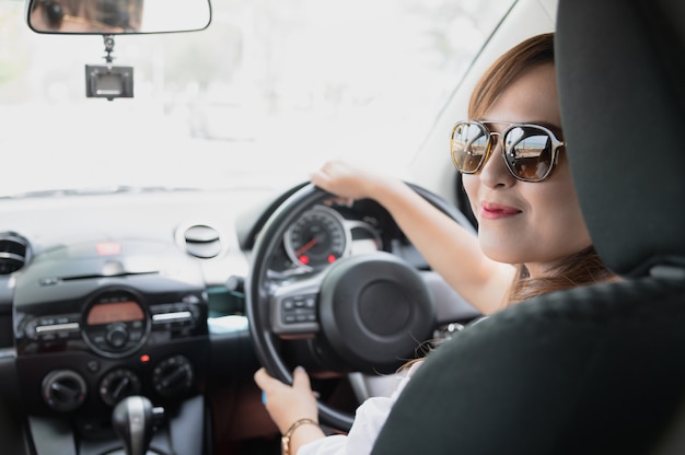 Mulher asiática feliz relaxada no verão roadtrip viagens de férias