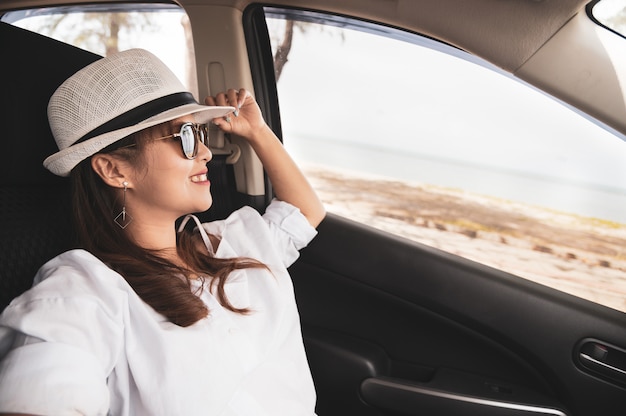 Mulher asiática feliz relaxada no verão roadtrip viagens de férias