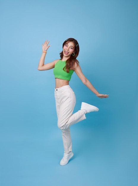 Mulher asiática feliz sorrindo e pulando enquanto celebra o sucesso