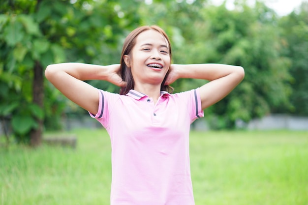 mulher asiática feliz sorrindo