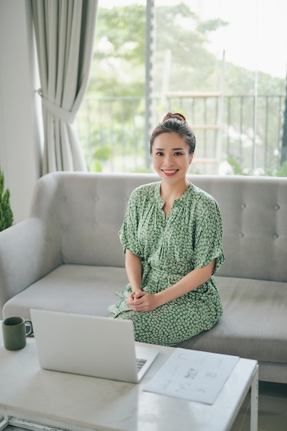 Mulher asiática fez reunião online usando laptop