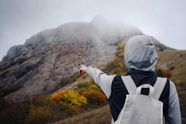 Mulher asiática fica perto da montanha Tempo frio