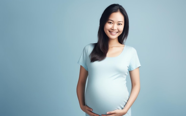 mulher asiática grávida feliz tocando sua barriga