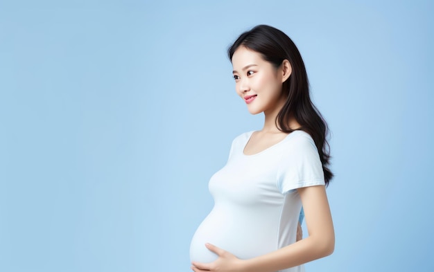 mulher asiática grávida feliz tocando sua barriga