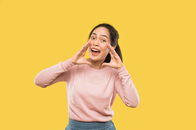 Mulher asiática gritando com as duas mãos perto da boca