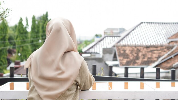 Mulher asiática hijab bebendo em um café