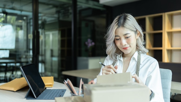 Mulher asiática iniciando pequena empresa empreendedora freelance Jovem negócio de sucesso Mulher asiática online