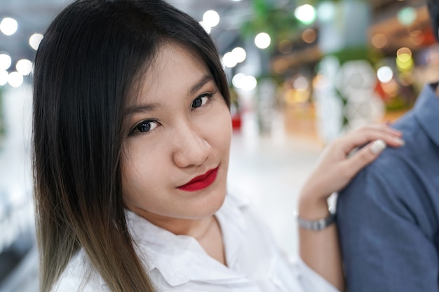 mulher asiática inteligente olha para a câmera