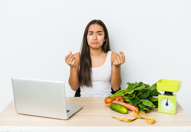 Mulher asiática jovem nutricionista isolada no branco, mostrando que ela não tem dinheiro.