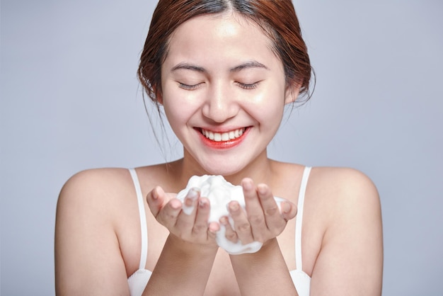 Mulher asiática lavar o rosto esfoliação esfregar sabão menina lavar esfregar com espuma cuidados com a pele limpeza
