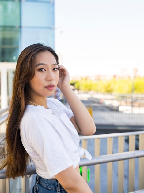 Mulher asiática na cidade, cabelo comprido