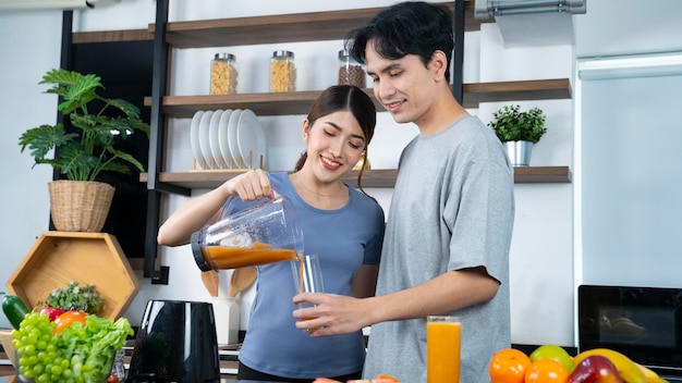 Mulher asiática na cozinha