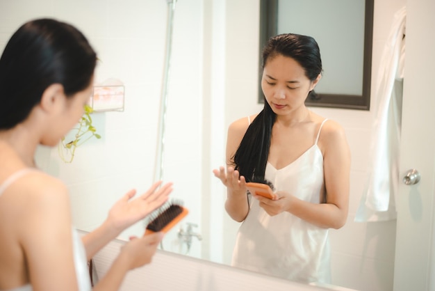 Mulher asiática no conceito de tratamento de beleza, cuidados cosméticos de cabelo de mulher jovem