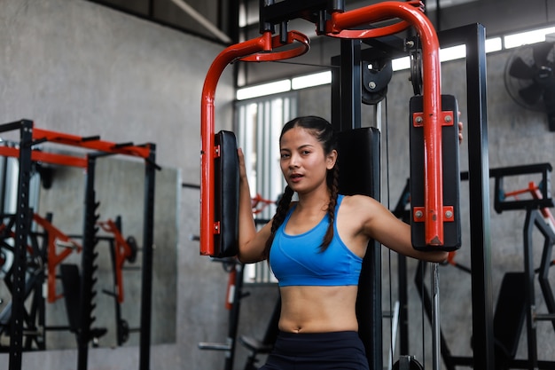 Foto mulher asiática no ginásio de fitness