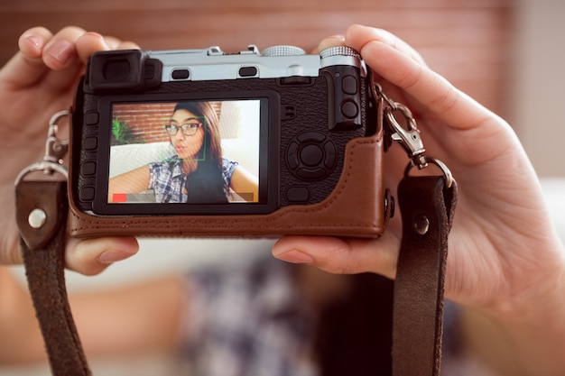 Mulher asiática no sofá tendo selfie