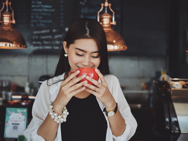 Mulher asiática no trabalho de café