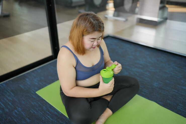 Foto mulher asiática obesa em dieta perda de peso em roupas esportivas beber bebida saudável beber verde suco saudável depois do exercício bem-estar saúde