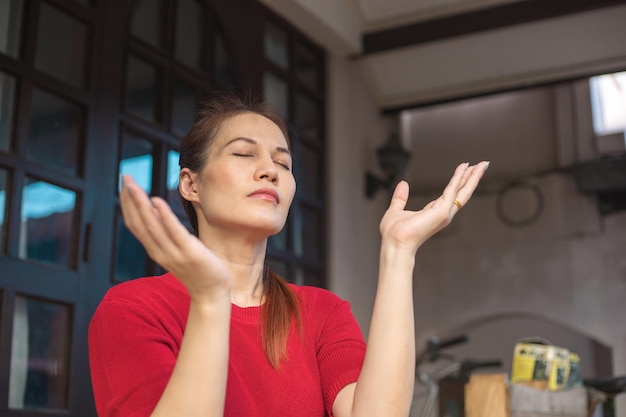 Mulher asiática orando acredita em deus