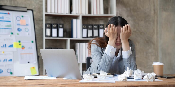 Foto mulher asiática pensando muito preocupada com a solução de problemas on-line olhando para a tela do laptop preocupada empresária asiática séria focada em resolver tarefa difícil de computador de trabalho
