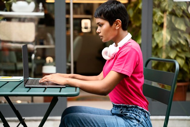 Mulher asiática pensativa freelancer usando computador portátil digitando trabalhando online sentado no local de trabalho