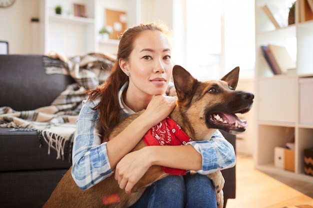 Mulher asiática posando com cachorro