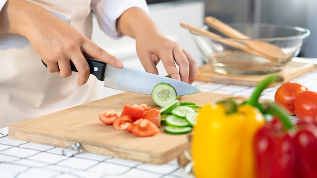 Mulher asiática preparando salada de vegetais saudável