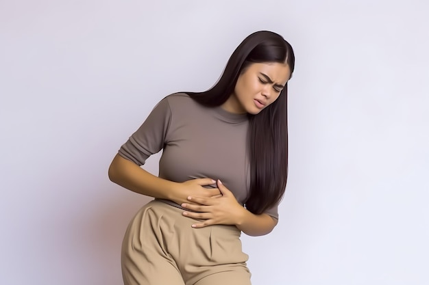 Mulher asiática que sofre de dor abdominal pode ser causada por dor de estômago, enterite, colite, apendicite, hepatite, pancreatite, intoxicação alimentar, etc.