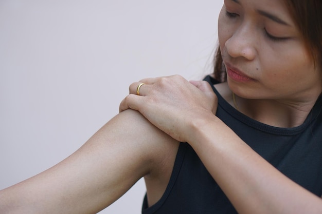 Mulher asiática que sofre de excesso de trabalho