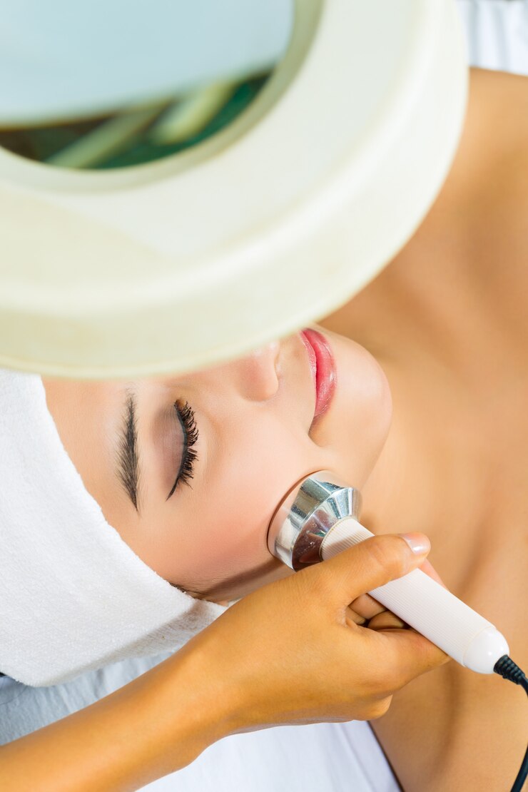 Foto mulher asiática, recebendo um tratamento facial no spa