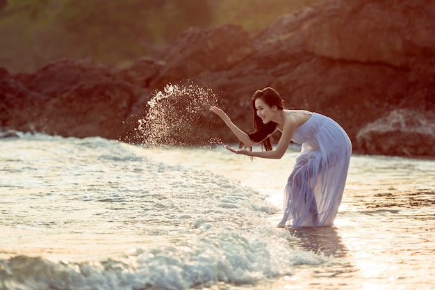 Mulher asiática relaxante na praia