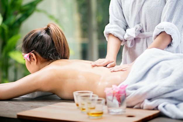 Foto mulher asiática relaxar e receber massagem