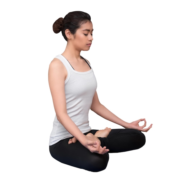 Mulher asiática saudável medita enquanto pratica ioga em fundo branco