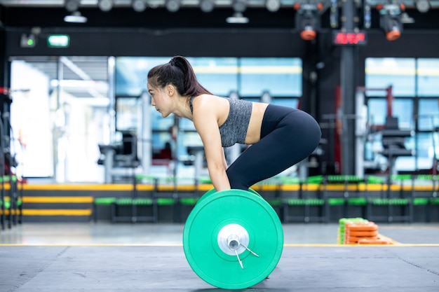 Foto mulher asiática se exercitando