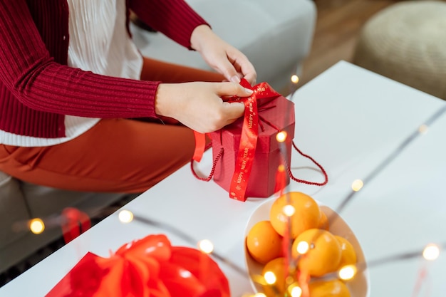 Mulher asiática segurando caixa de presente vermelha presente de agradecimento Ano Novo Lunar Feriado tradicional chinês Cultura do Ano Novo Lunal