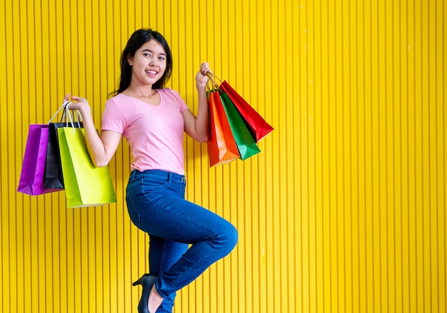 Mulher asiática, segurando sacolas de compras