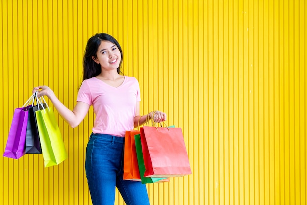 Mulher asiática, segurando sacolas de compras