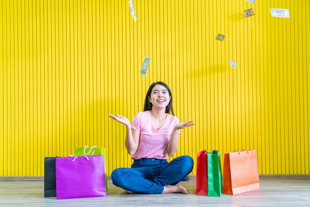 Mulher asiática, segurando sacolas de compras