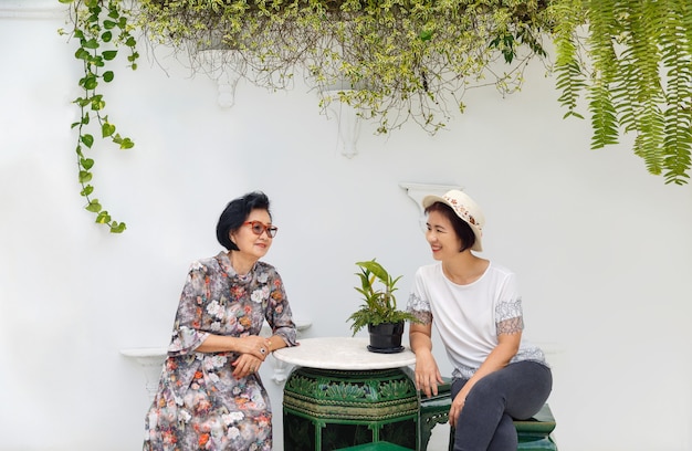 Mulher asiática sênior com filha relaxando de férias juntos no dia das mães.