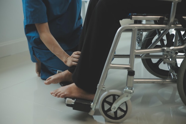 Mulher asiática sênior feliz conversando com fisioterapeuta no centro de reabilitação