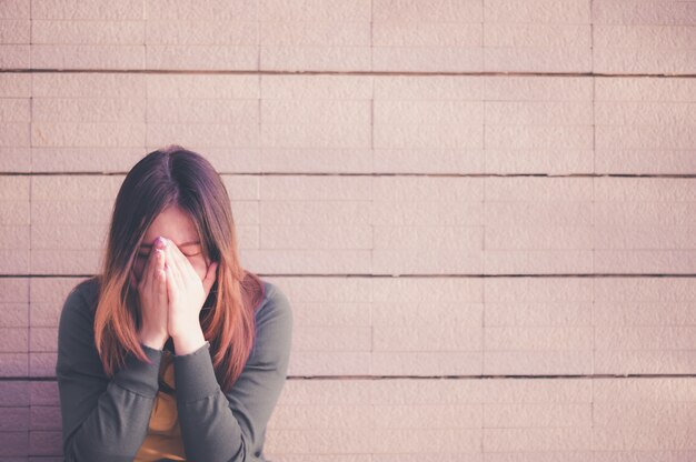 Mulher asiática, sentando, sozinha, e, deprimido, retrato, de, cansado, mulher jovem, depressão