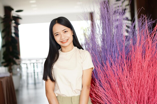 Mulher asiática sorrindo alegremente em um café