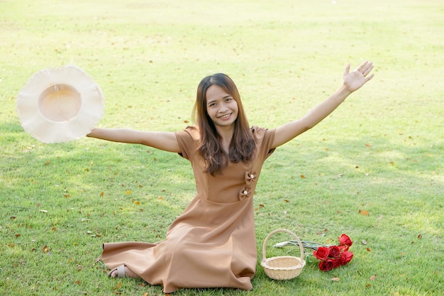 Mulher asiática sorrindo alegremente fundo de grama verde