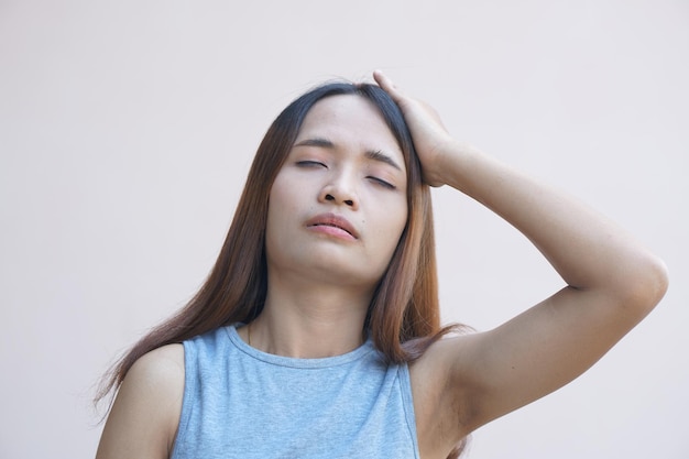 Mulher asiática, tendo uma dor de cabeça