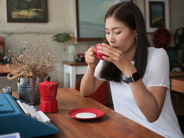 Mulher asiática tomando café na cafeteria café