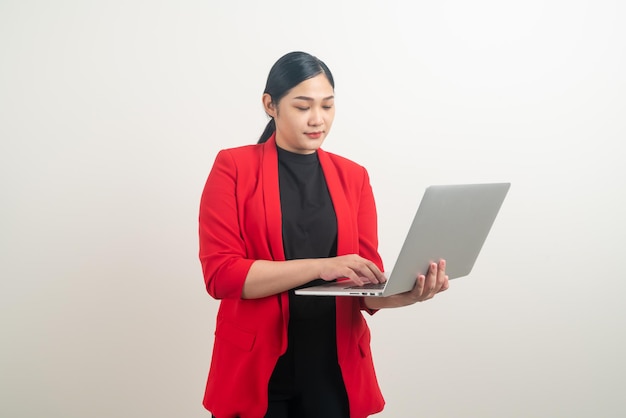 Mulher asiática trabalhando com notebook ou laptop na mão com fundo branco