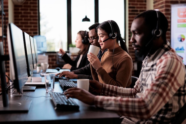 Mulher asiática trabalhando em call center com diversos grupos de pessoas, dando assistência e suporte aos clientes na linha de atendimento ao cliente. Recepcionista de vendas de telemarketing.