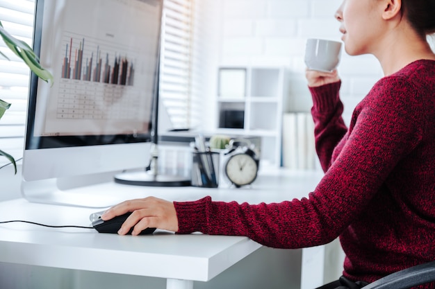 Mulher asiática, trabalhando em casa, usando o computador