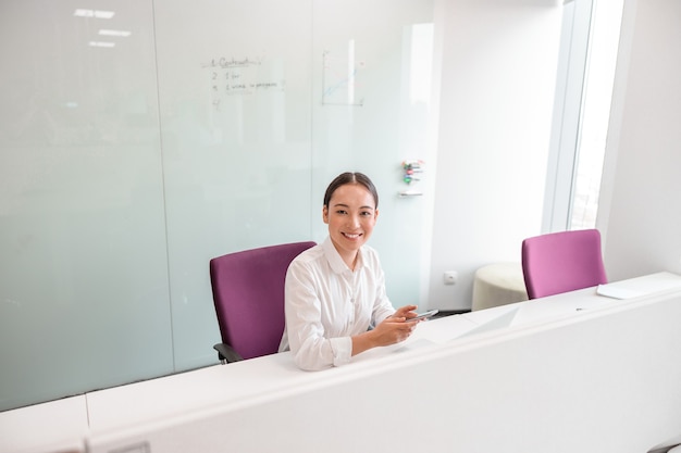 Foto mulher asiática trabalhando em escritório de ti